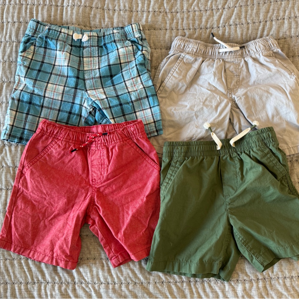 Boys 4 pairs of shorts!